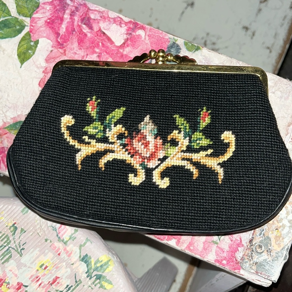 Vintage floral embroidered clutch/coin purse with kiss lock